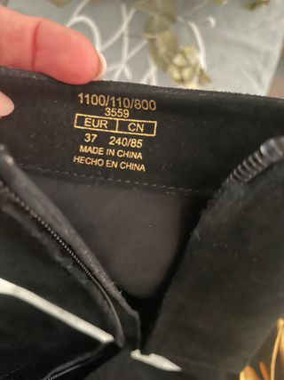 Botines ante negros con detalle dorado