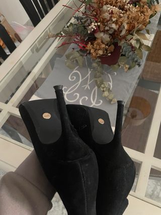 Botines ante negros con detalle dorado