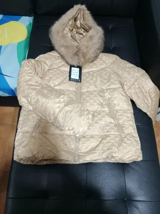 Chaqueta con capucha beige/dorada Talla M
