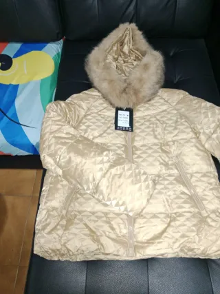 Chaqueta con capucha beige/dorada Talla M