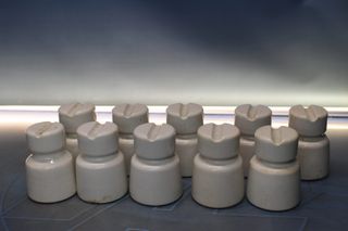 10 Tazze in ceramica, isolante per pali elettrici in porcellana.