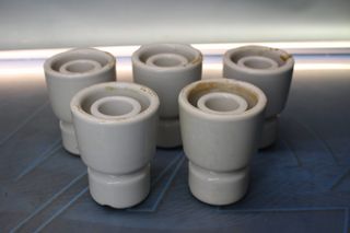 5 Tazze in ceramica, isolante per pali elettrici in porcellana.