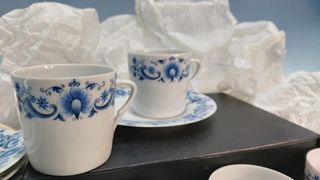 Set da caffè in porcellana. 12 Servizi: tazze e piatti.