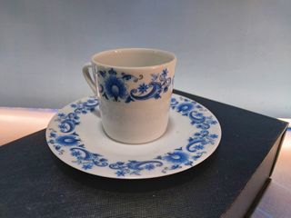 Set da caffè in porcellana. 12 Servizi: tazze e piatti.