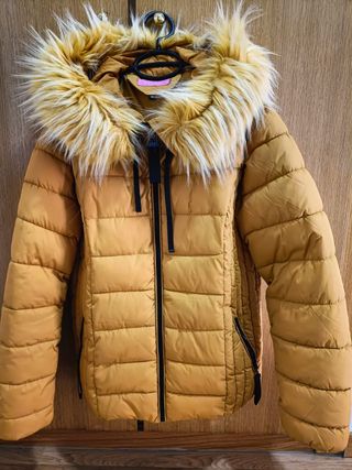 Abrigo acolchado con capucha de pelo Talla L