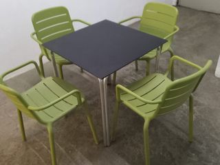 CONJUNTO DE MESA Y 4 SILLAS MUY COMODAS