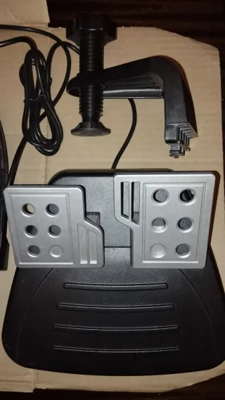 Volante PS2 e PC con pedali e accessori.