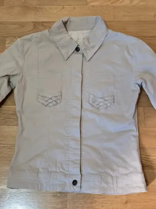 Chaqueta beige y camisa rosa Talla M. 3 EUROS