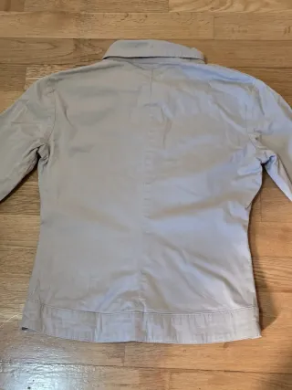 Chaqueta beige y camisa rosa Talla M. 3 EUROS