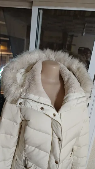 Chaqueta de mujer beige con capucha