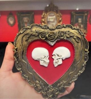 Cornice Cuore Gotico Teschi Oro Rosso