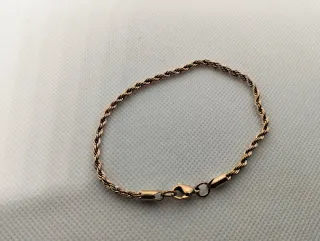 Bracciale in oro rosa con catena e maglie attorcigliate