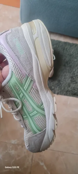 Zapatilla Asics 1090v2 blanco y Verde