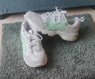 Zapatilla Asics 1090v2 blanco y Verde