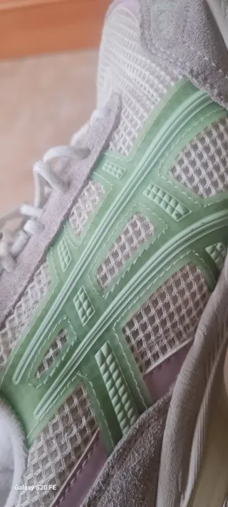 Zapatilla Asics 1090v2 blanco y Verde