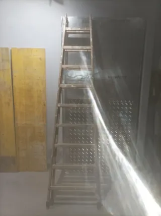 Escalera de madera plegable