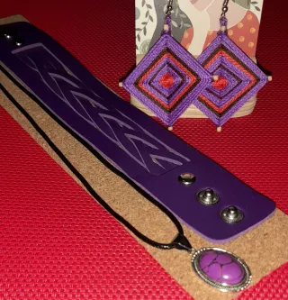 Conjunto lila: collar, pulsera y pendientes