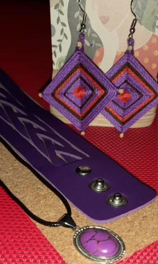 Conjunto lila: collar, pulsera y pendientes