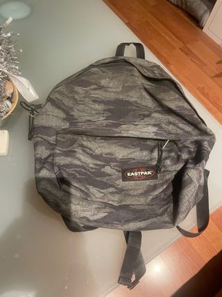 Mochila Eastpak Camuflaje Gris y Negra
