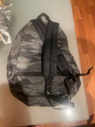 Mochila Eastpak Camuflaje Gris y Negra