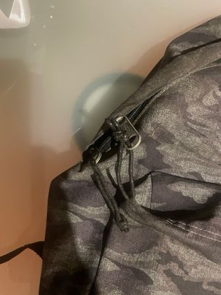 Mochila Eastpak Camuflaje Gris y Negra