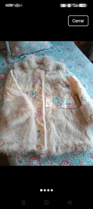 Abrigo de pelo crema con detalles