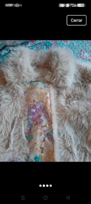 Abrigo de pelo crema con detalles