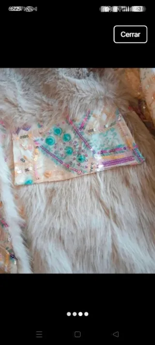 Abrigo de pelo crema con detalles