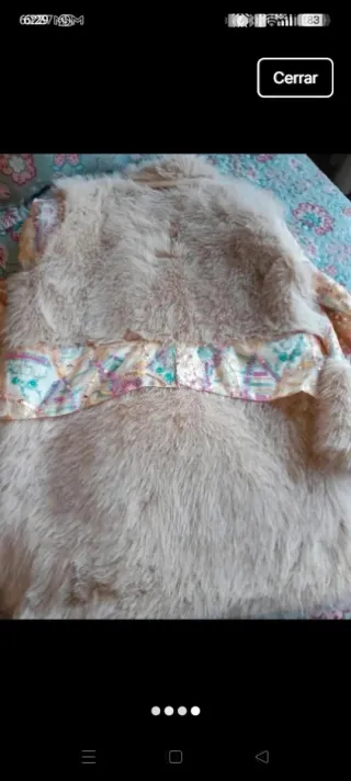 Abrigo de pelo crema con detalles