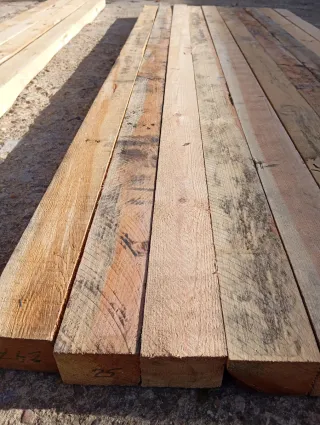 Vigas, listones, puntales, palos, postes de madera