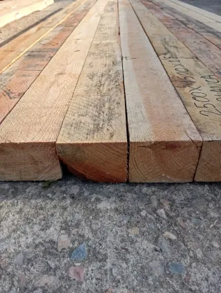 Vigas, listones, puntales, palos, postes de madera