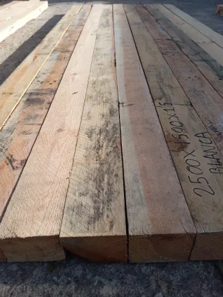 Vigas, listones, puntales, palos, postes de madera