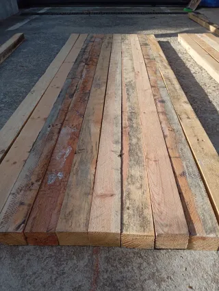 Vigas, listones, puntales, palos, postes de madera