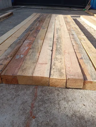 Vigas, listones, puntales, palos, postes de madera