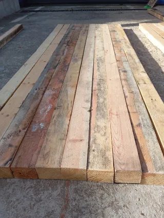 Vigas, listones, puntales, palos, postes de madera