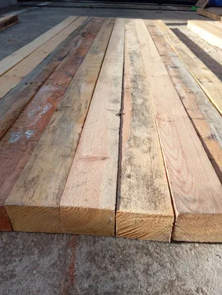 Vigas, listones, puntales, palos, postes de madera