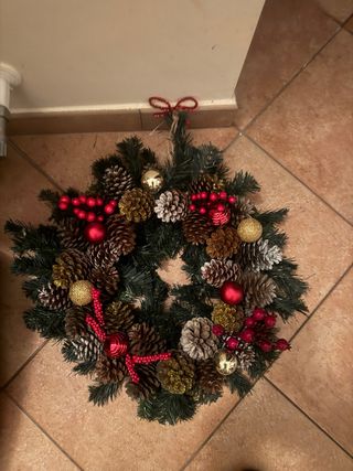 Ghirlanda di Natale artigianale con pigne