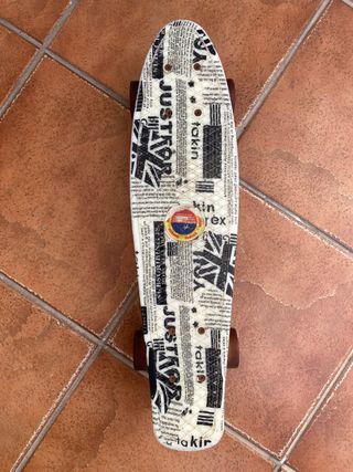Skate Penny, al girar rueda luces.Diseño Periódico