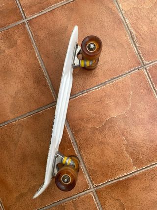 Skate Penny, al girar rueda luces.Diseño Periódico