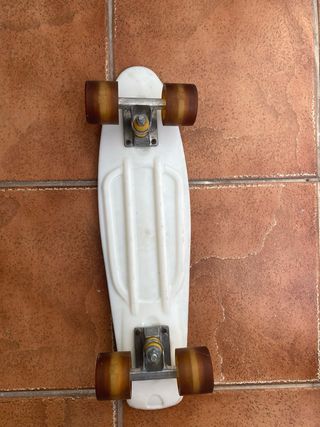 Skate Penny, al girar rueda luces.Diseño Periódico