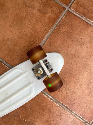 Skate Penny, al girar rueda luces.Diseño Periódico