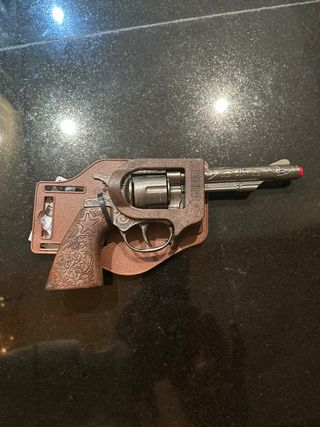 Pistola de juguete con funda