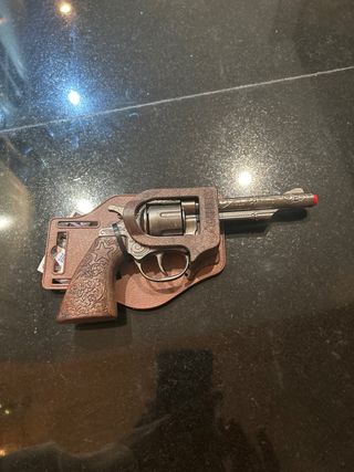 Pistola de juguete con funda