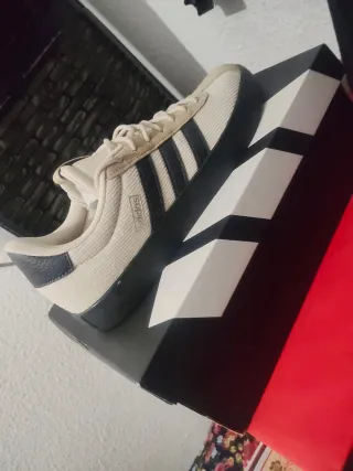 Zapatillas Adidas Beige y Negro Nuevas
