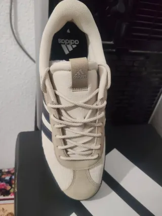 Zapatillas Adidas Beige y Negro Nuevas