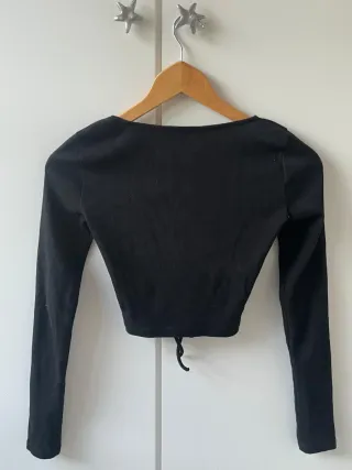 Top negro manga larga fruncido