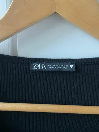 Top negro manga larga fruncido