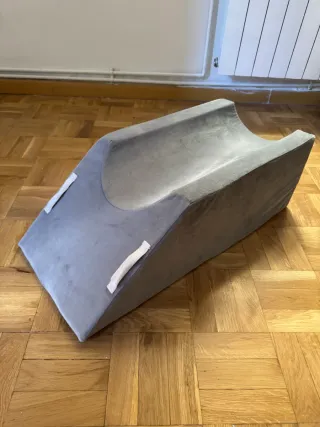 Cojín ortopédico para piernas gris