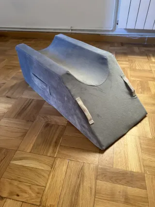 Cojín ortopédico para piernas gris