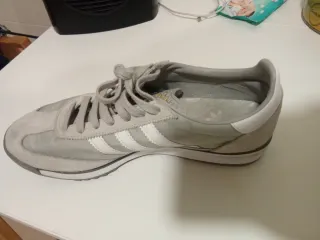 Zapatillas Adidas grises y blancas poco uso